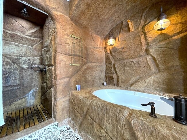 Building Photo - 7326 Vanalden Ave