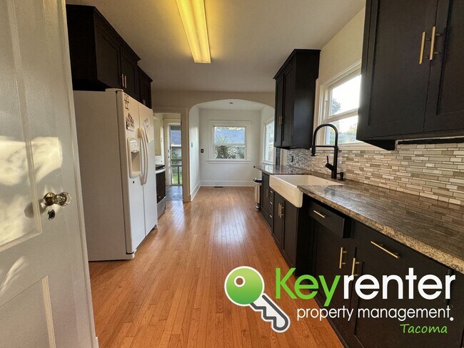 Building Photo - One of a Kind Multi-level Home in North Ta...