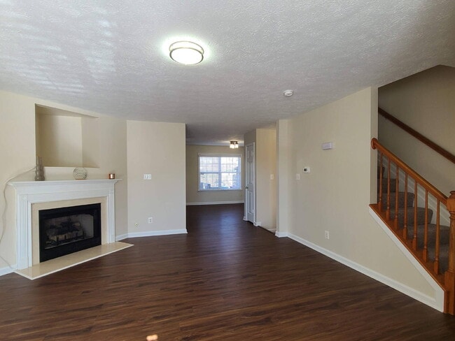 Building Photo - Beautifully Updated 4 BR, 2.5 BA Townhome
