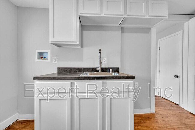 Building Photo - 546 55th St