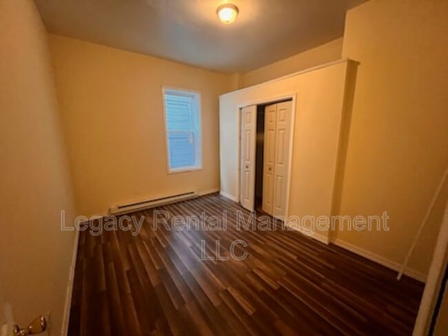 Building Photo - 116 E Broad St