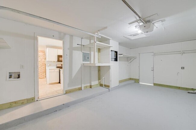 Building Photo - 8711 Bridgeport Dr