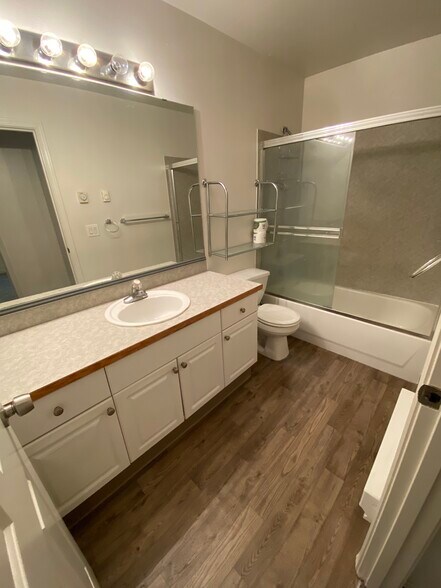 Bathroom - 931 N 86th St