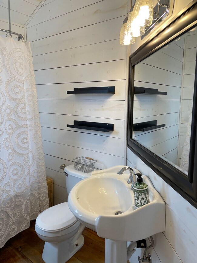 Building Photo - Charming Canal-Front Cottage Near Sunriver | Month-to-Month