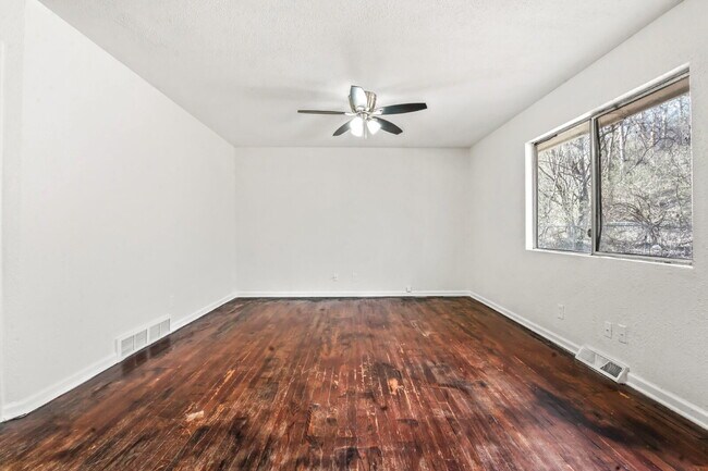 Building Photo - Beautifully Renovated 3 Bedroom Home in KCK Available Now!  1st Month's Rent is FREE!