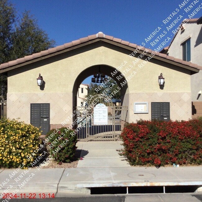 Building Photo - 1936 S Sycamore Pl