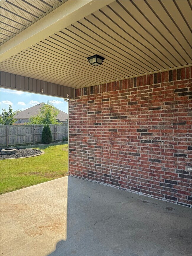 Building Photo - 1001 Tulip St