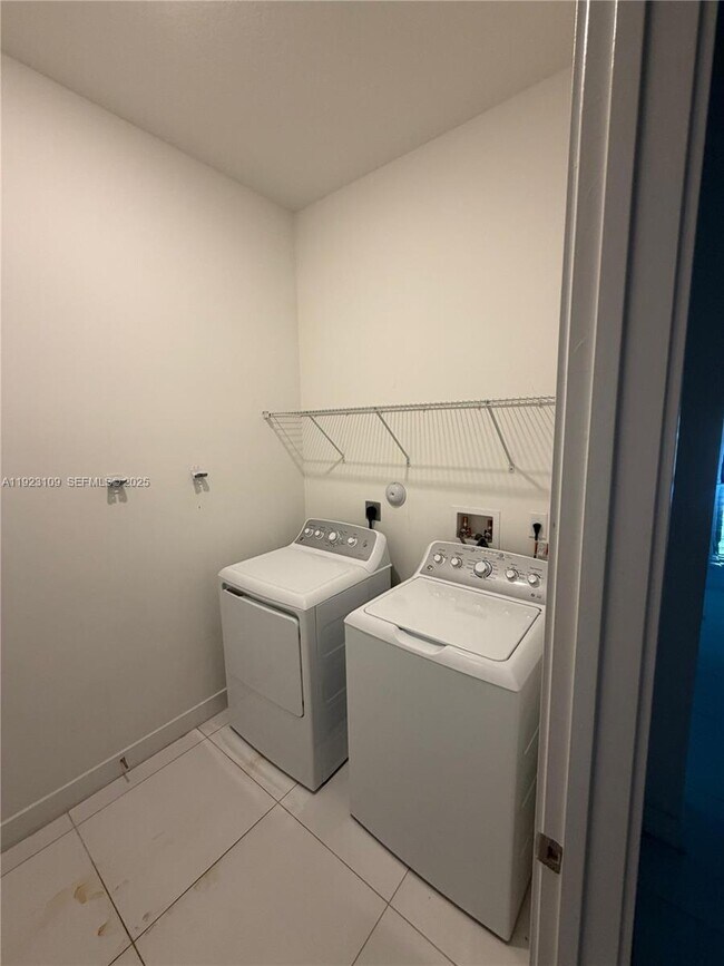 Building Photo - 4398 SW 173rd Ave