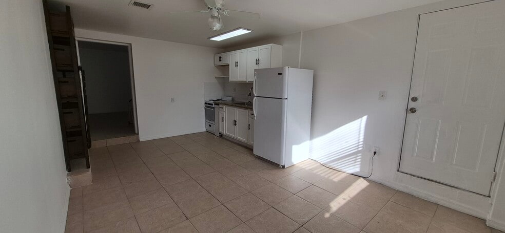 Building Photo - 17152 NE 3rd Ct