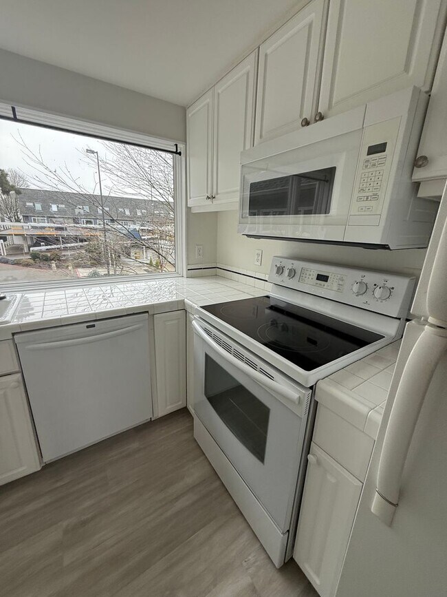 Building Photo - Beautiful Hayden Bay Condo with Mount Hood, River and Marina Views!