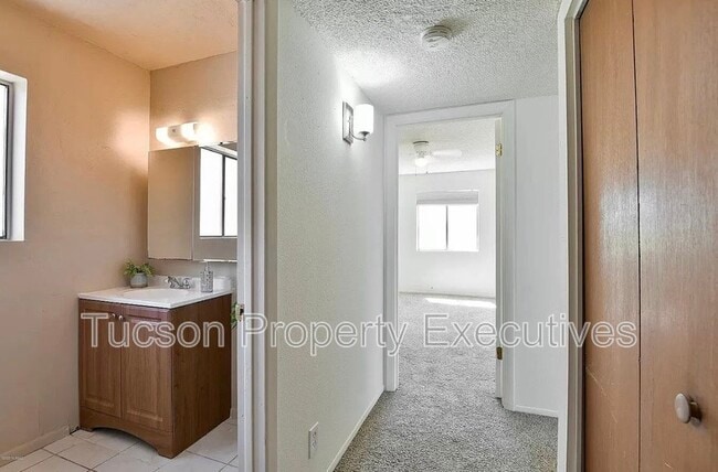 Building Photo - 902 E Elm St