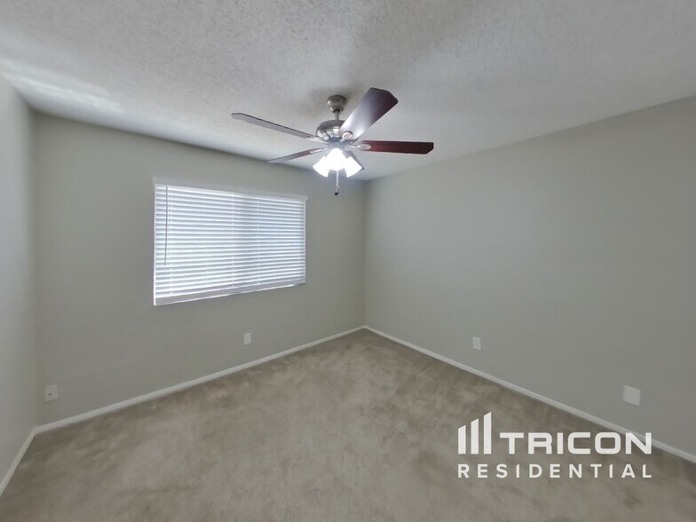 Building Photo - 3727 E Dahlia Dr