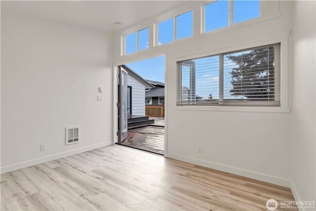 Building Photo - Lower Kennydale 3 bed/2 bath Rambler!