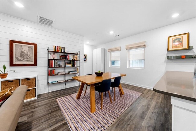 Building Photo - 5924 S Congress Ave