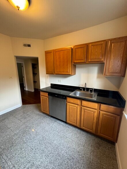 Building Photo - 2440 N Hamlin Ave