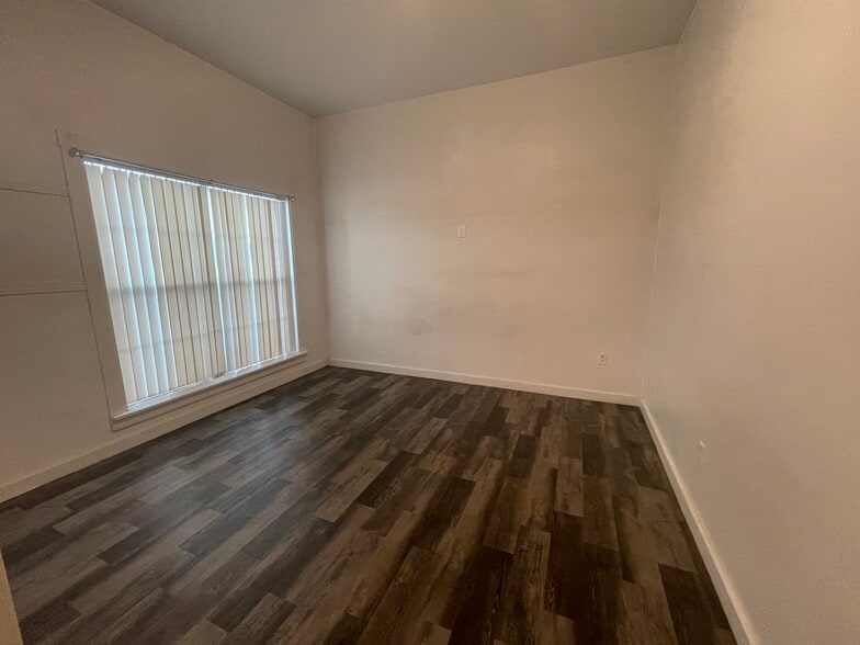 Living Room - 20892 Cochran Rd
