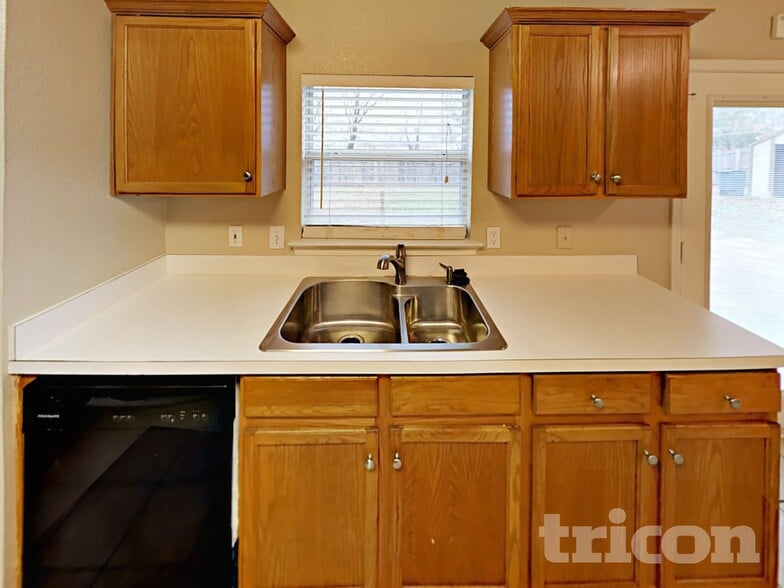 Building Photo - 1819 Citadel Dr