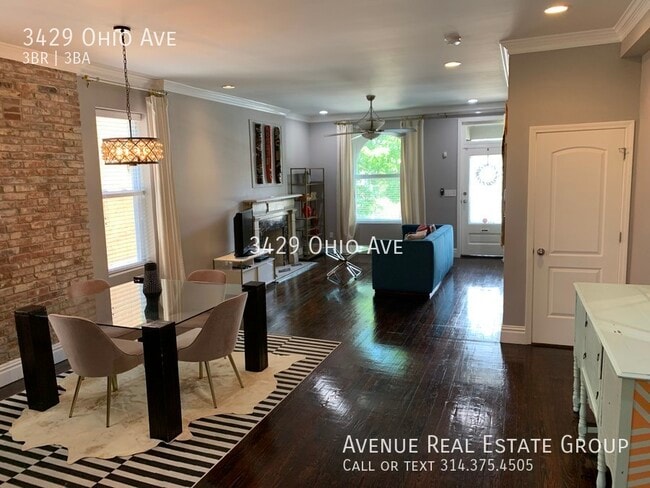 Building Photo - Beautifully Renovated Townhouse
