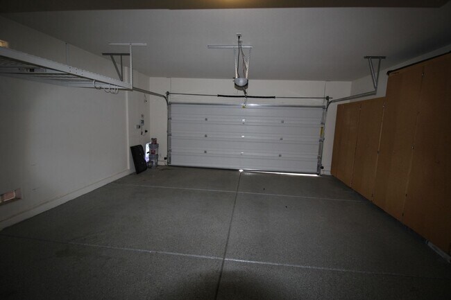 Building Photo - Spacious 4BR/3.5BA Home with Loft – Prime ...