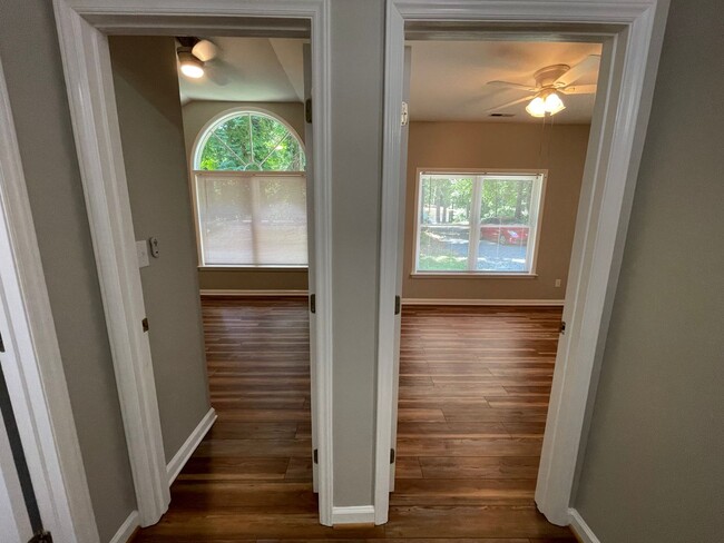 Building Photo - Charming, updated 3br house w/ separate ga...