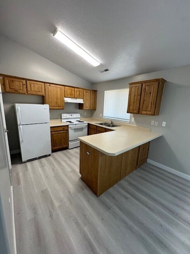 Primary Photo - Sunshine & Savings: 2 Weeks Rent Free & $1...