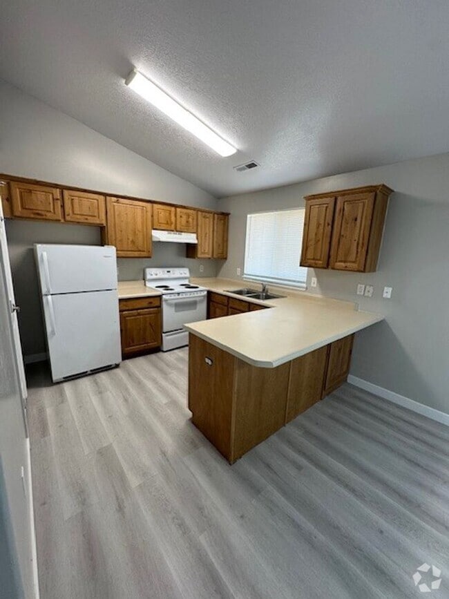 Building Photo - Sunshine & Savings: 2 Weeks Rent Free & $1...