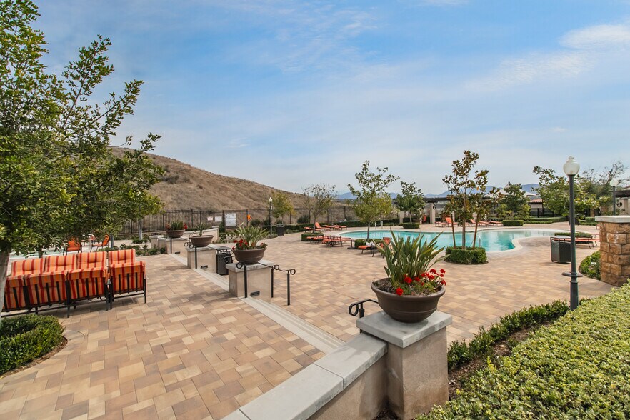 Building Photo - 29048 W Hills Dr