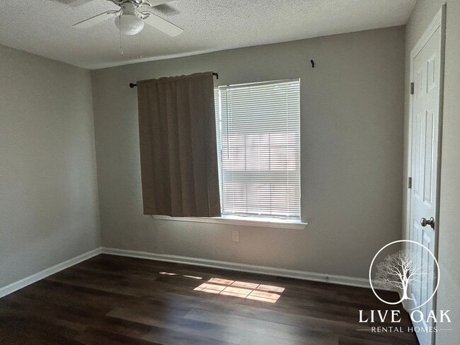 Building Photo - MOVE IN SPECIAL: $500 OFF 1ST MONTH'S RENT!**