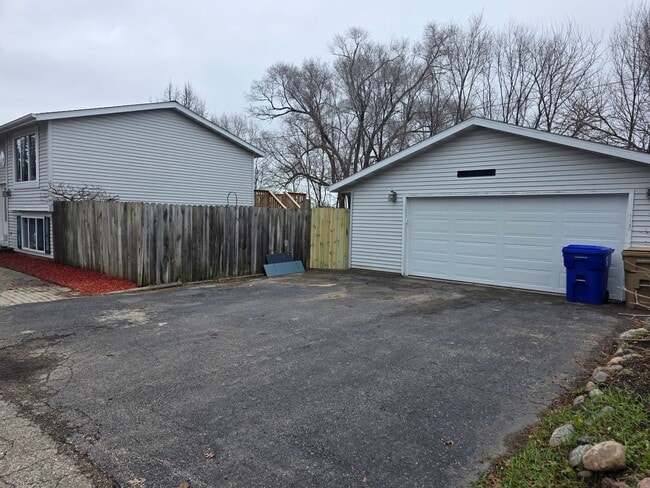 Building Photo - Updated 3 bedroom Kenosha home