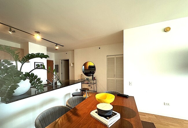 Building Photo - 210 S Desplaines St