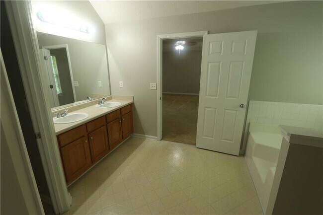 Building Photo - 156 Shadowhill Ln SW
