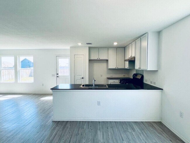 Building Photo - 10135 Ana Hts