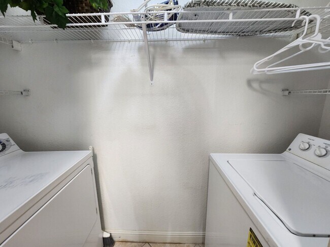 Building Photo - Gated 2 Bedroom Condo - Furnished