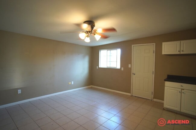 Building Photo - Charming home is Oildale!