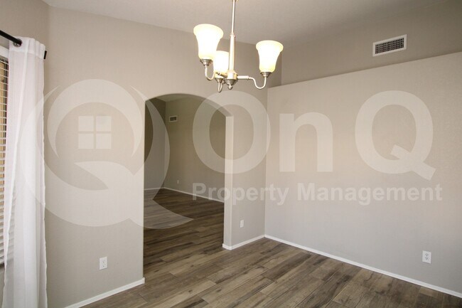 Building Photo - 545 S Ash St