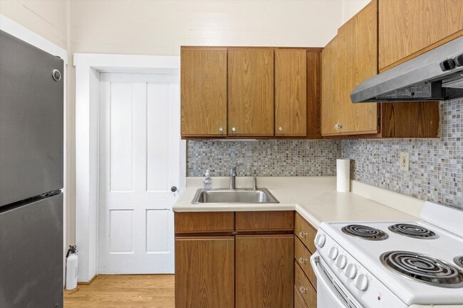 Building Photo - 1 Bedroom 1 Bathroom partially Furnsihed Home available for a 1 year Lease!