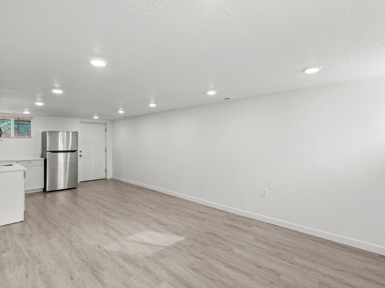 Building Photo - 915 E 1300 S
