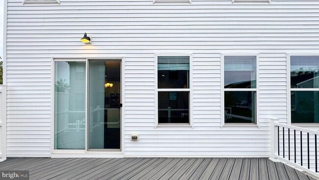 Building Photo - 240 Lilac St