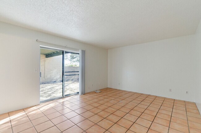 Building Photo - Cozzy Townhome with incredible mountain views! New Kitchen Appliances!