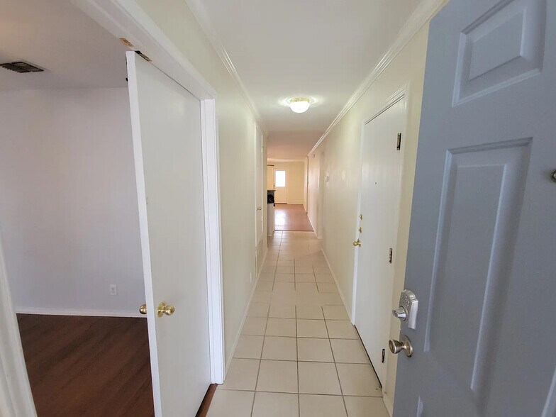 Building Photo - Room in House on Ceremony Cove