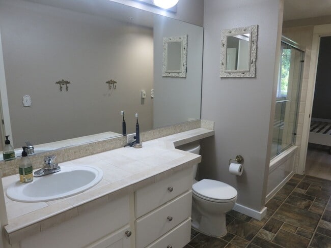 Building Photo - Beautiful 2 Bedroom Condo in Sammamish