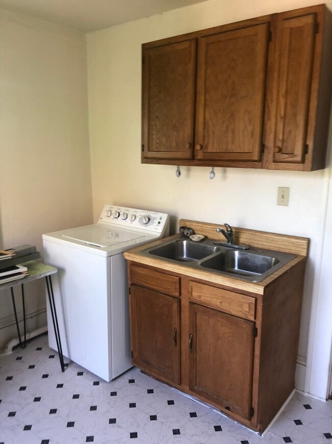 Building Photo - Wonderful 2 Bedroom 1.5 Bathroom