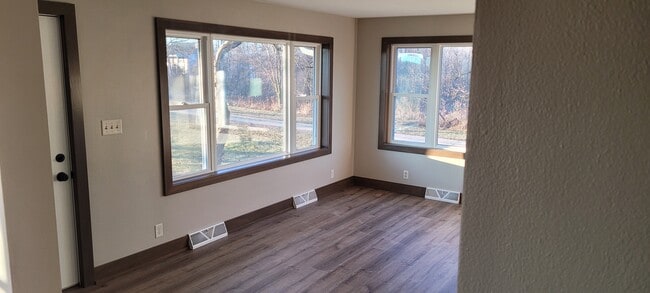 Building Photo - 9333 Skyline Dr