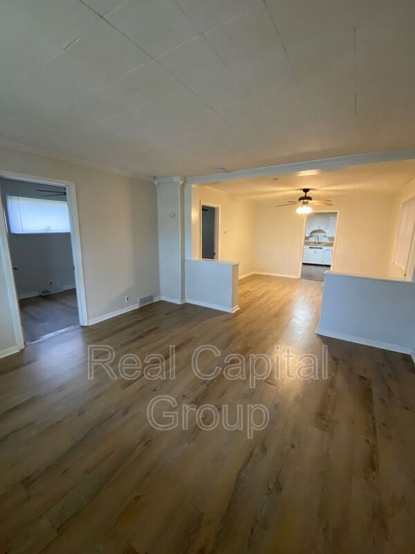 Building Photo - 305 Cable St