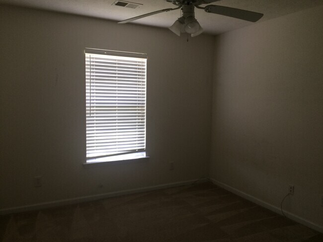 Building Photo - 3 Bed / 2 Bath Single Family Home for Rent...