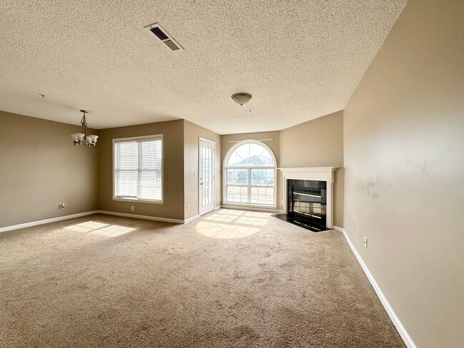 Building Photo - 2 Bedroom Condo with Washer/Dryer Included!