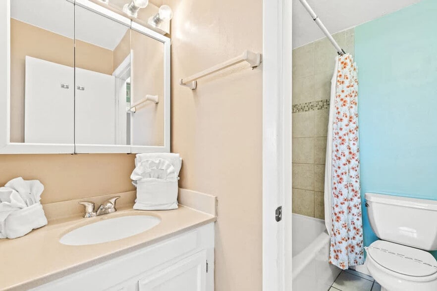 Building Photo - 8743 Thomas Dr