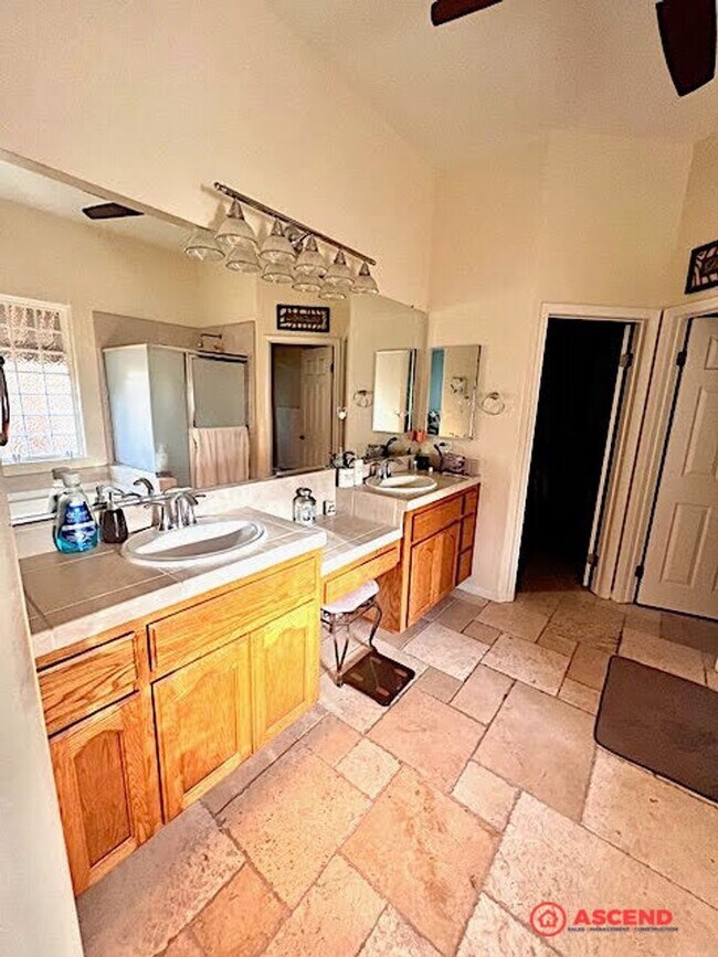 Building Photo - Beautiful Home in the Northwest!