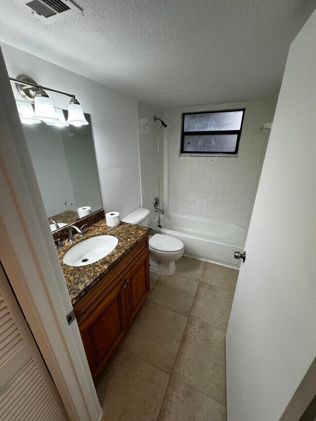 Building Photo - 1525 Lake Crystal Dr