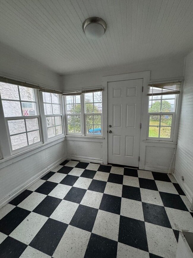 Building Photo - 321 B St